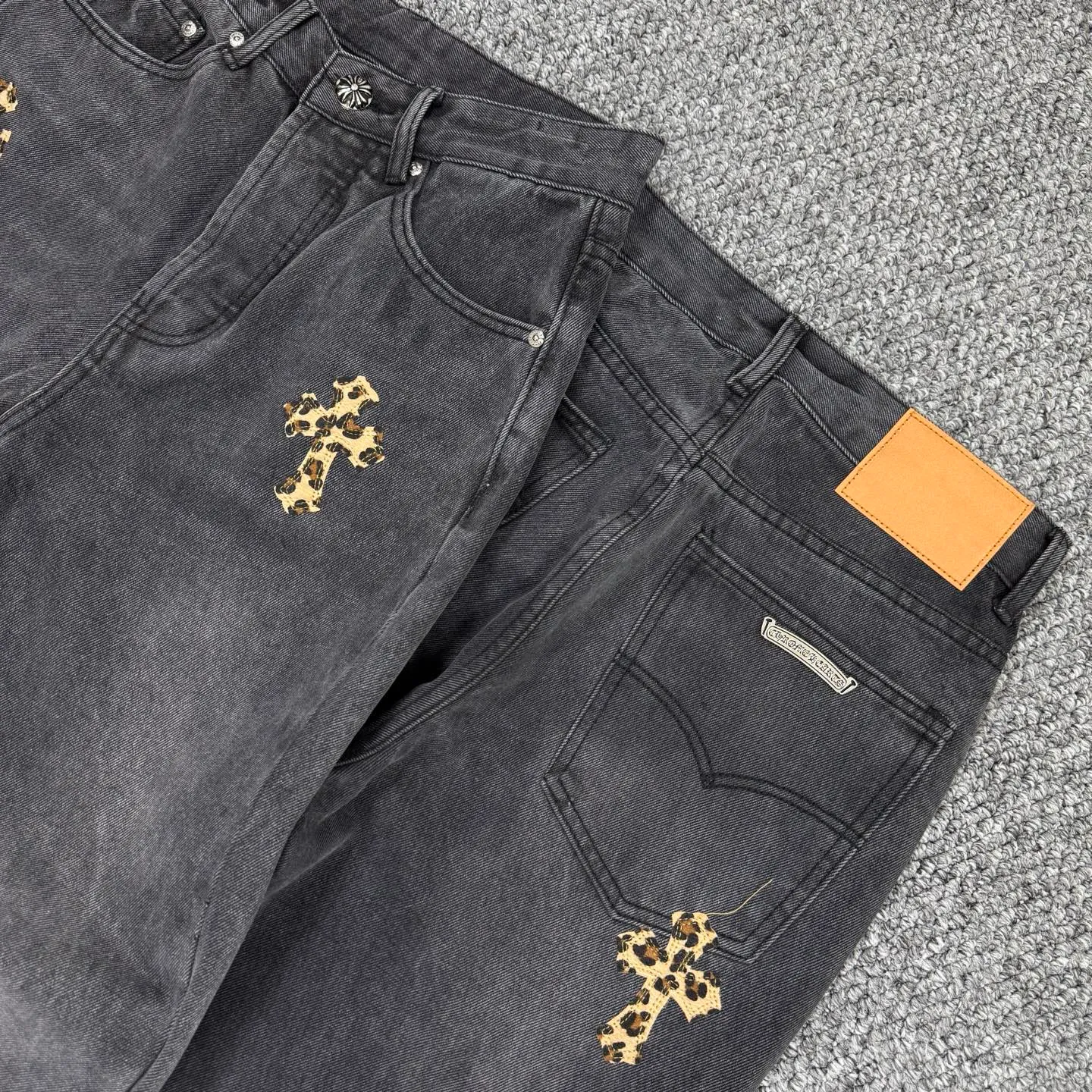 P240 model number: H859 Chrome Hearts CH Chrome Hearts black leopard print leather jeans! The counter price is 4W level, the patchwork is embellished with cross patterns, and the jeans are washed! !  An absolutely high-end luxury product, a 1.9W-level god-level single product, a super popular product, made by top heavy industry, a magic weapon that cannot be missed! [About Zangyin] This is an extremely luxurious fashion brand that can also be called the aristocracy of the high street. It has always been an exclusive brand for some hipsters or rich second generations. Compared with ordinary high streets, it is more luxurious and noble. Compared with luxury brands, it has a more fashionable personality and has always been a brand that I have a special liking for. -Color: black -Size: 28-30-32-34-36